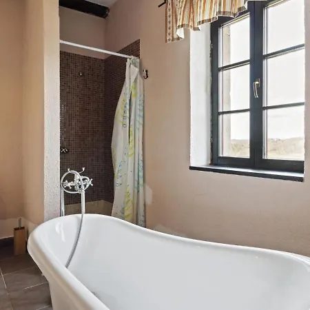 Luxurious In With Terrace וילה